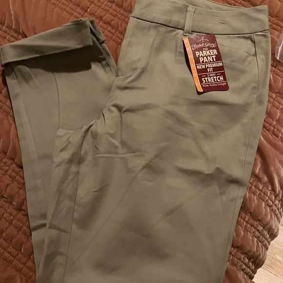 Faded Glory Khaki’s Women’s 10 - Picture 2 of 4